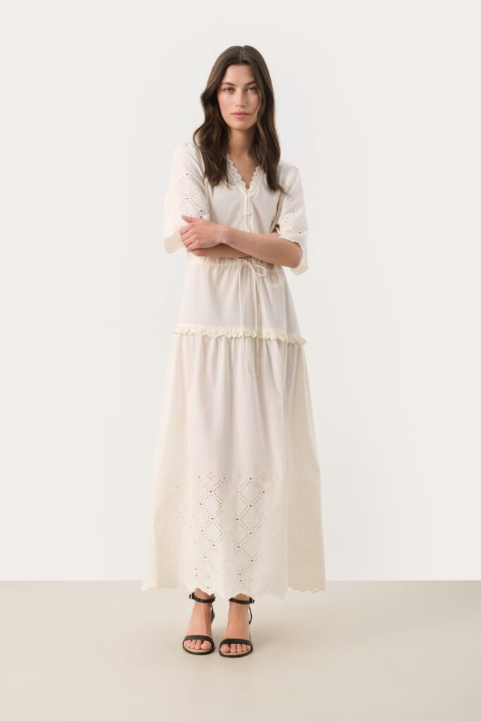 Robe à détails de broderie anglaise