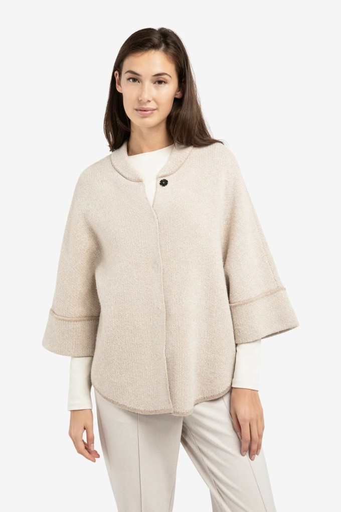 Cardigan poncho en maille épaisse gris clair YAYA pour femme porté vue de face
