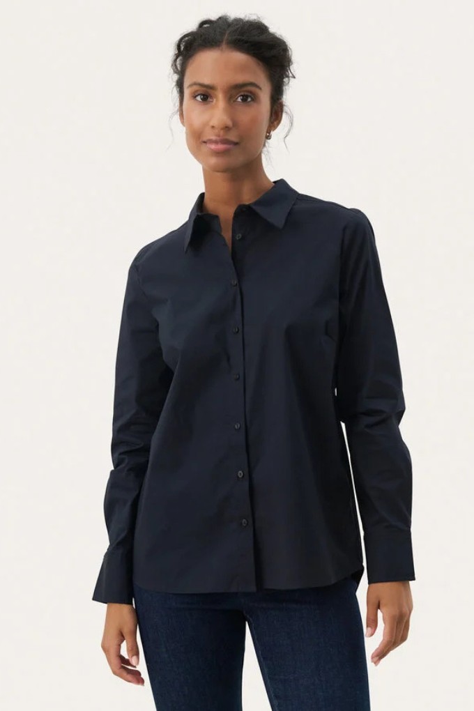 Chemise à col classique bleu marine Part Two pour femme portée vue de face