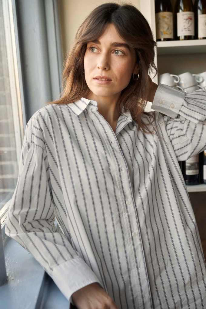 Chemise à rayures 100% coton bio blanche Part Two pour femme porté vue de face shooting