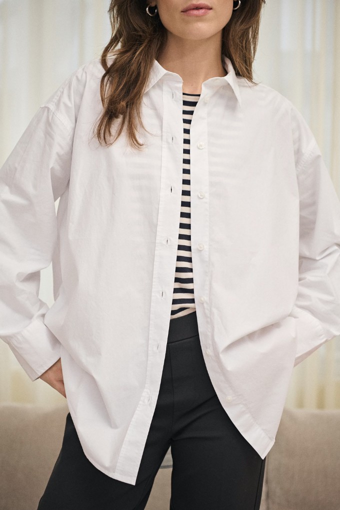 Chemise classique 100% coton blanche Part Two pour femme porté vue de face shooting intérieur