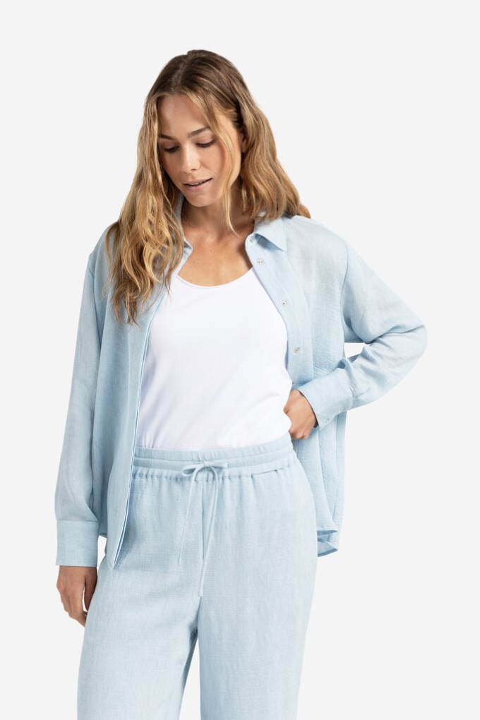 Chemise oversize à boutons-pression bleu ciel YAYA pour femme portée vue de face