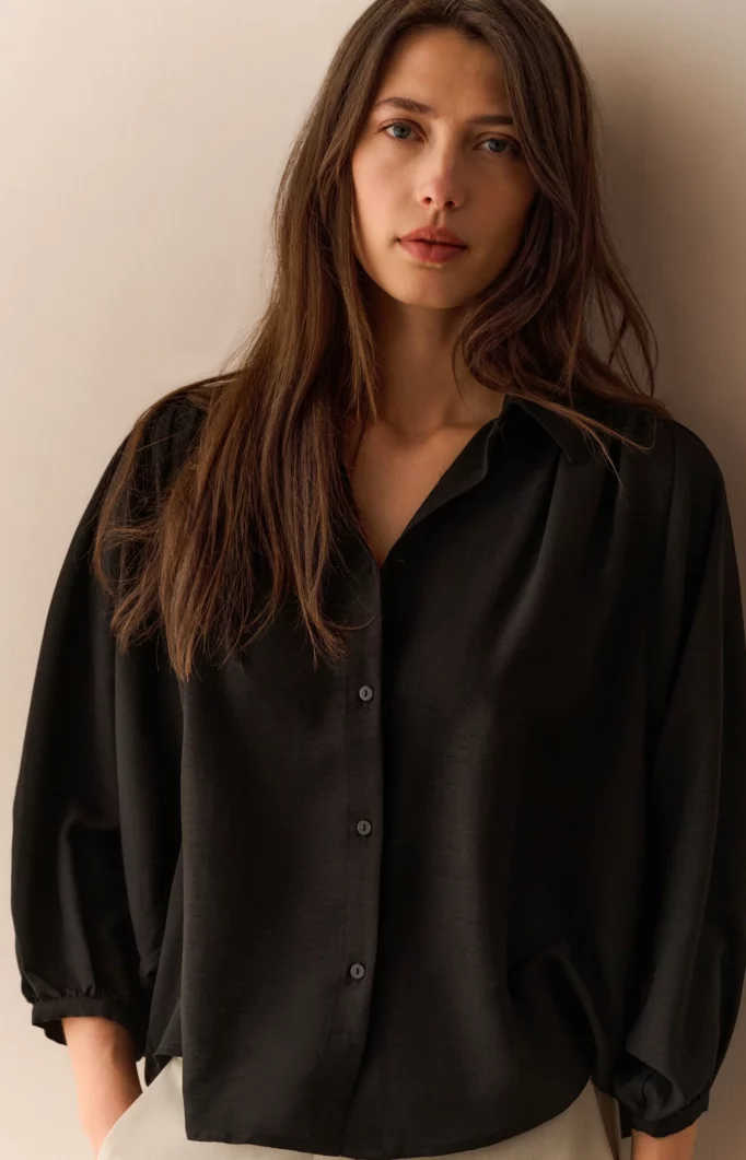 Chemisier à manches ballon noir YAYA pour femme porté look complet