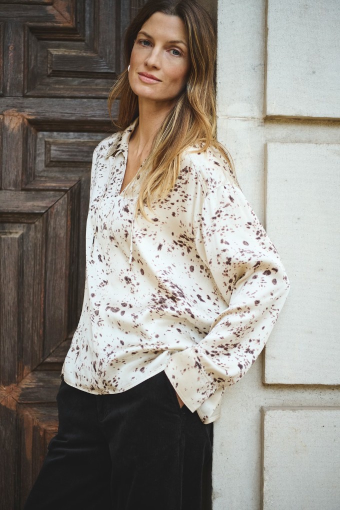 Chemisier léger à imprimé blanc cassé Part Two pour femme porté vue de profil shooting extérieur