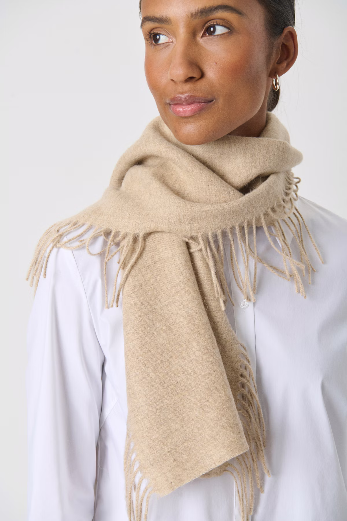 Écharpe en laine beige Part Two pour femme portée vue de face