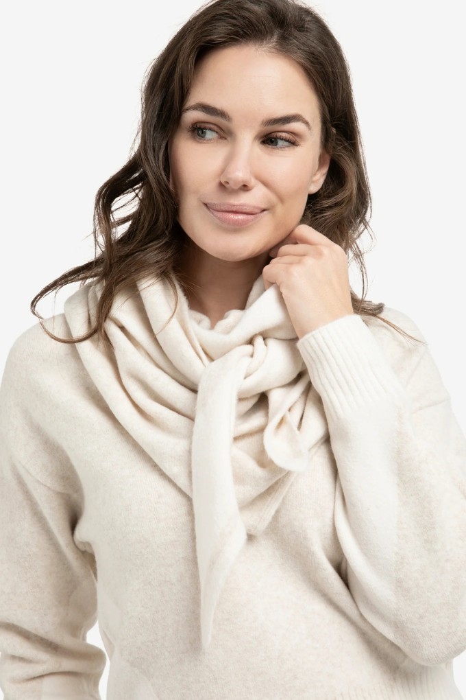 Écharpe en maille douce beige YAYA pour femme portée vue de face