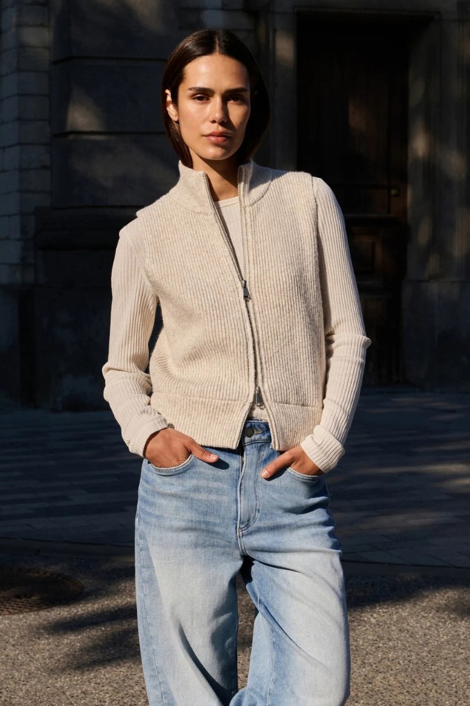 Gilet sans manches côtelé blanc YAYA pour femme porté vue de face shooting extérieur