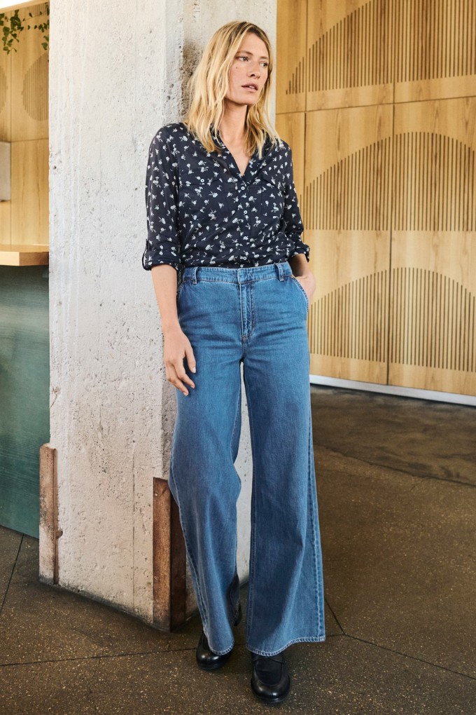 Jean à jambes larges bleu denim Part Two pour femme porté vue de face shooting