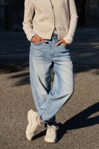 Jean délavé ample à taille haute bleu clair YAYA pour femme porté vue de face shooting extérieur