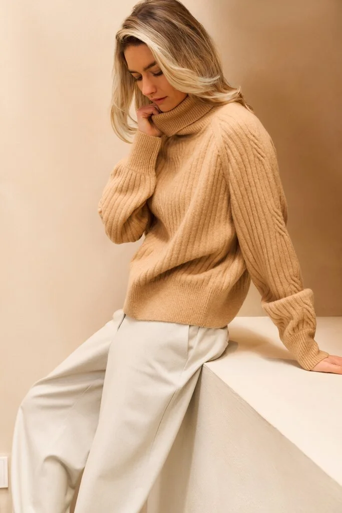 Pull maille torsadée camel YAYA pour femme porté vue de profil