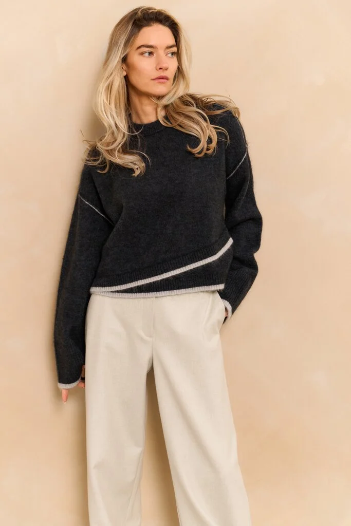 Pull en laine mohair bleu YAYA pour femme porté vue de face