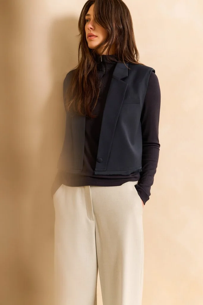 Veste courte sans manche bleu foncé YAYA pour femme portée vue de face