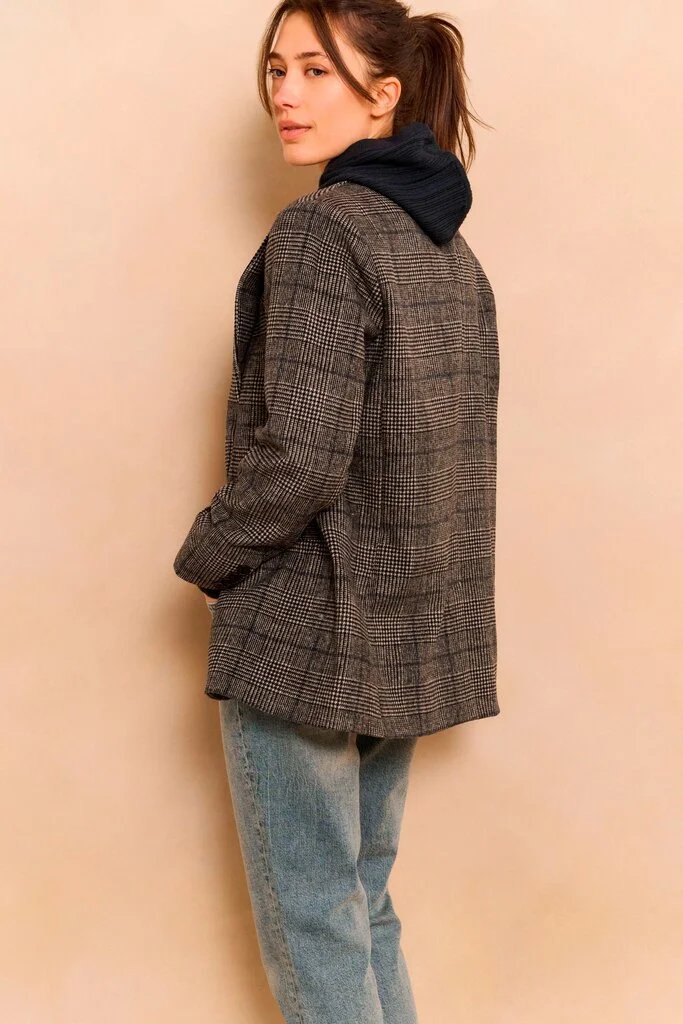 Blazer oversize à carreaux marine/gris YAYA pour femme porté vue de profil