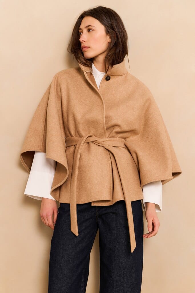 Cape poncho camel YAYA pour femme porté vue de face
