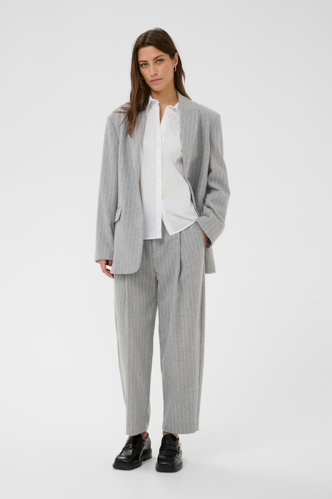 Pantalon à fines rayures gris Part Two pour femme porté vue de face look complet avec blazer