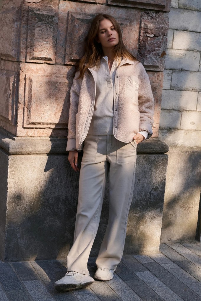 Pantalon cargo à jambes droites brun clair YAYA pour femme porté vue de face shooting extérieur