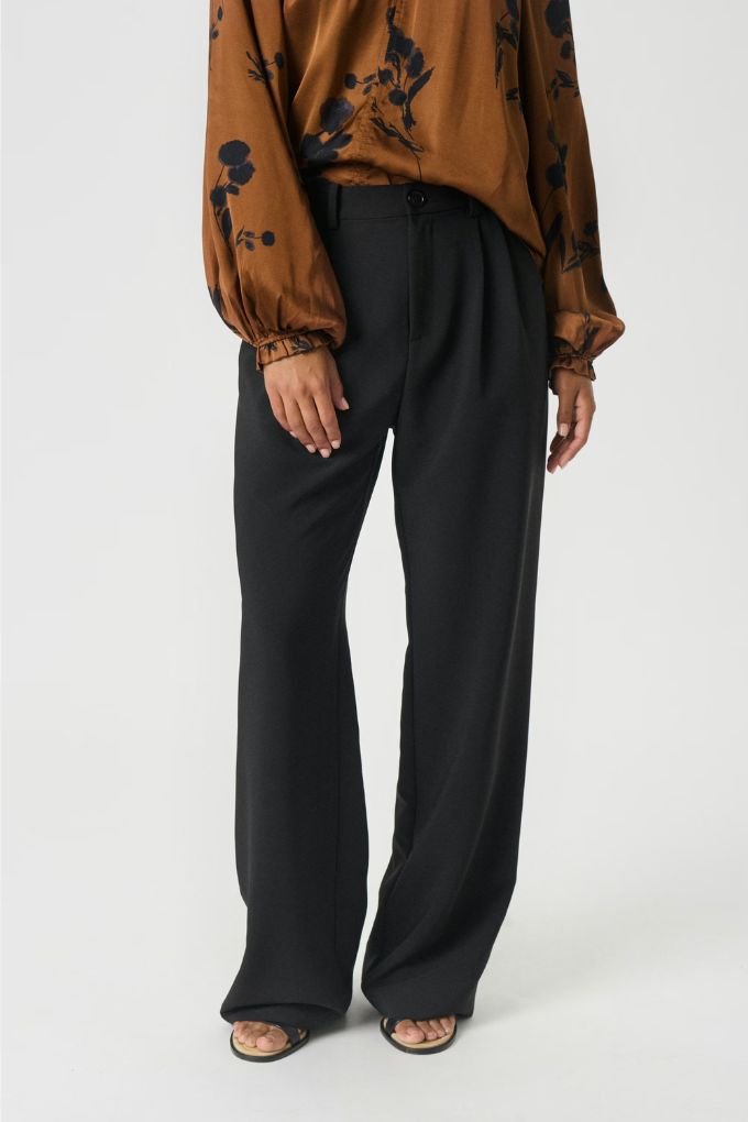 Pantalon coupe décontractée noir Part Two pour femme porté vue de face