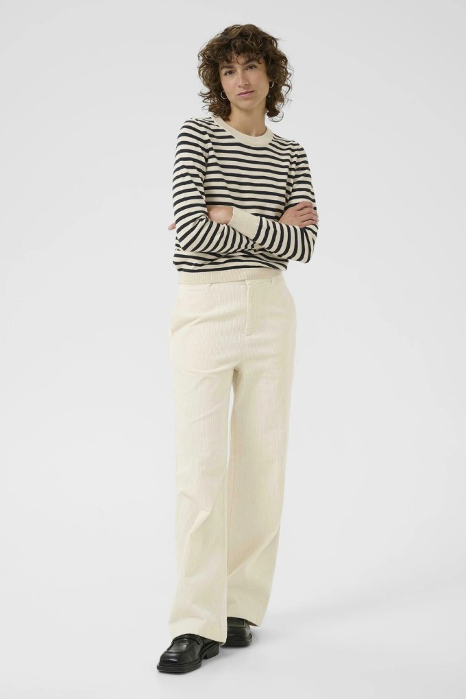 Pantalon en velours côtelé blanc cassé Part Two pour femme porté vue de face look complet avec marinière