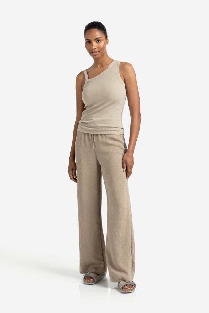 Pantalon structuré à jambes larges brun clair YAYA pour femme porté vue de face look complet