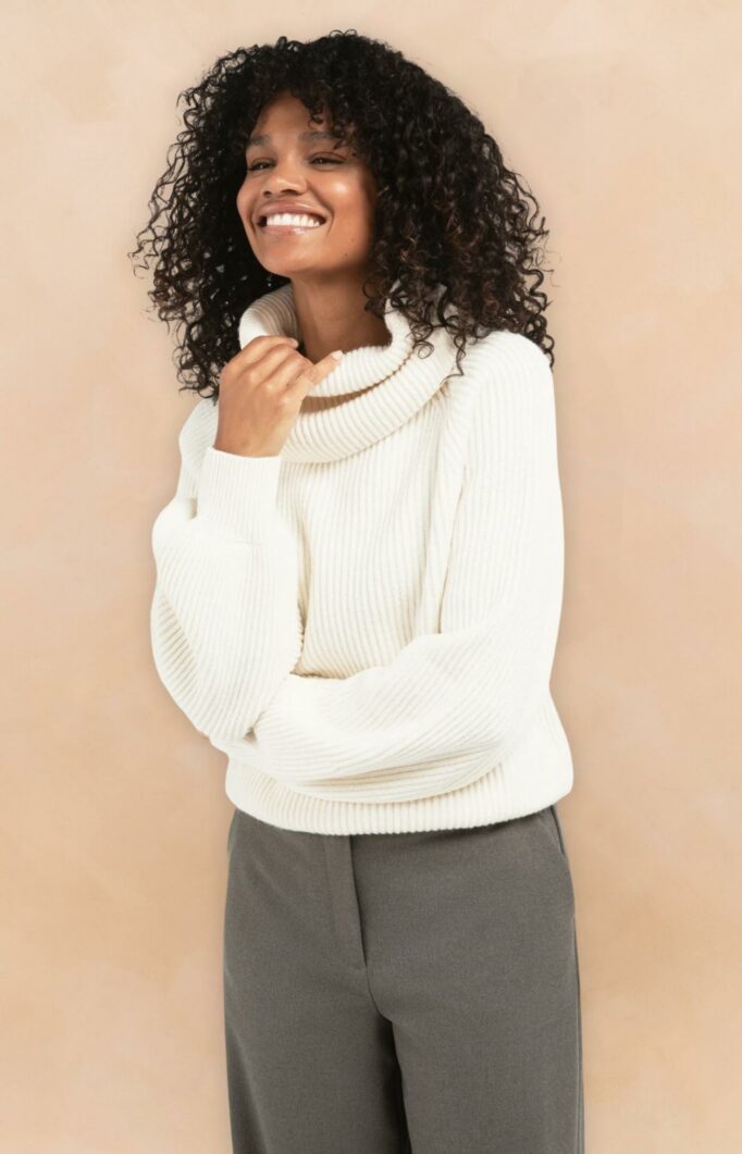 Pull col roulé blanc YAYA pour femme porté vue de face