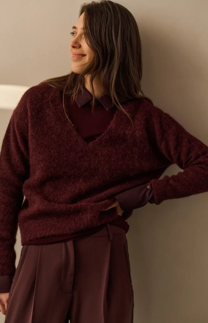 Pull doux avec col en v prune YAYA pour femme porté look complet