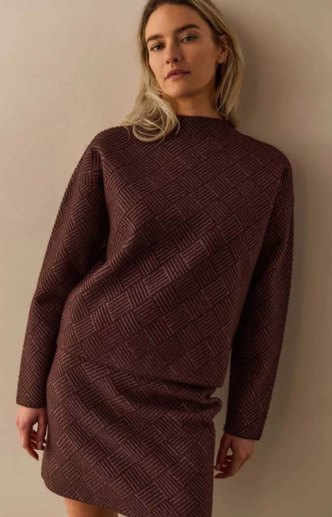 Pull en jacquard prune YAYA pour femme portée look complet
