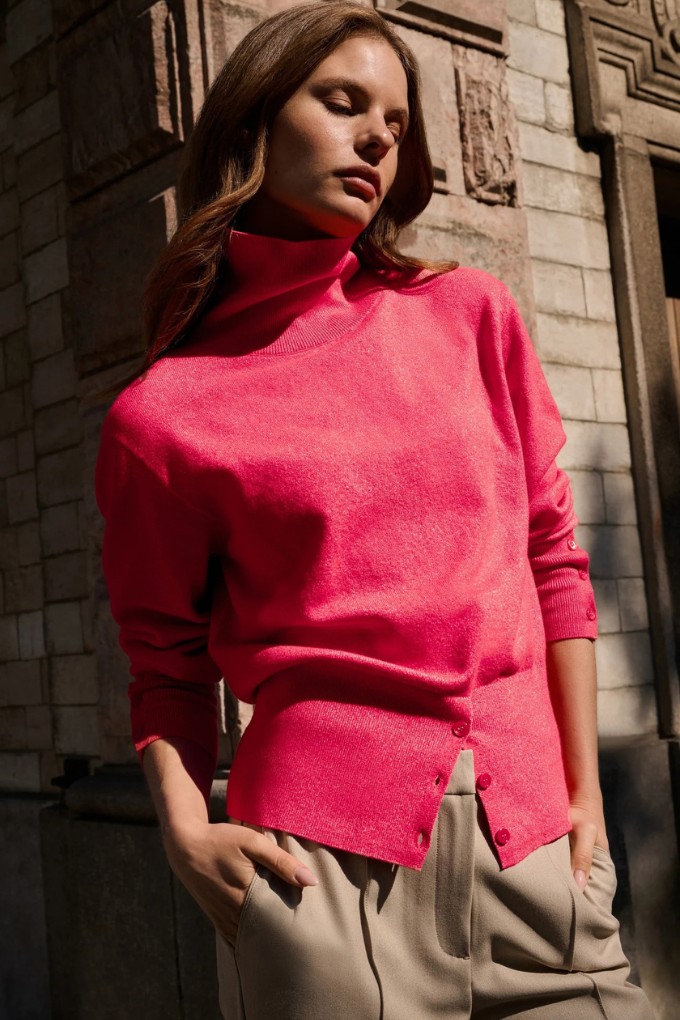 Pull en maille à col montant rose bonbon YAYA pour femme porté vue de face shooting extérieur