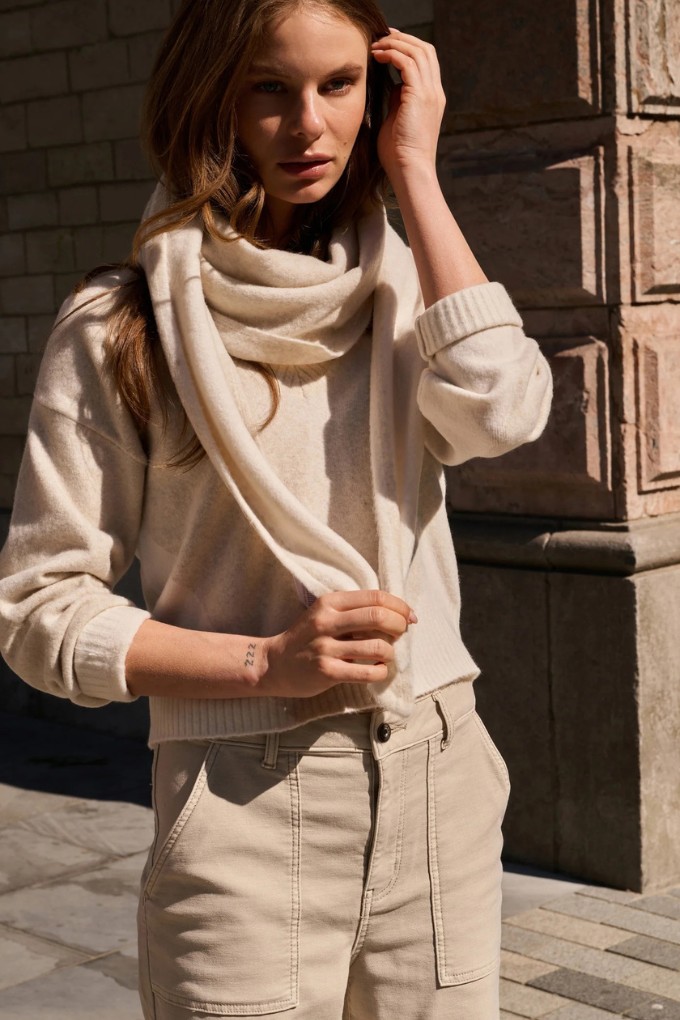 Pull en maille col V avec effet color block blanc YAYA pour femme porté vue de face shooting extérieur