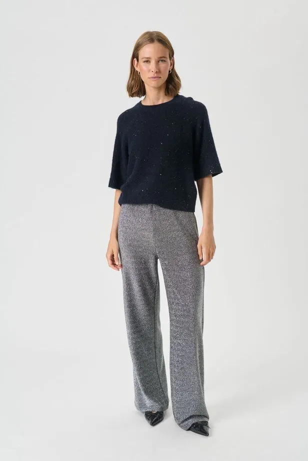 Pull manches courtes avec sequins bleu sombre Part Two pour femme porté look complet