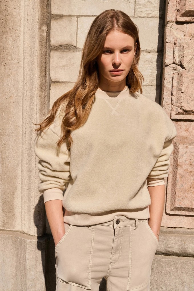 Pull teddy duveteux blanc YAYA pour femme porté vue de face shooting extérieur