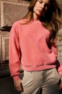 Pull teddy duveteux rose bonbon YAYA pour femme porté vue de face shooting extérieur