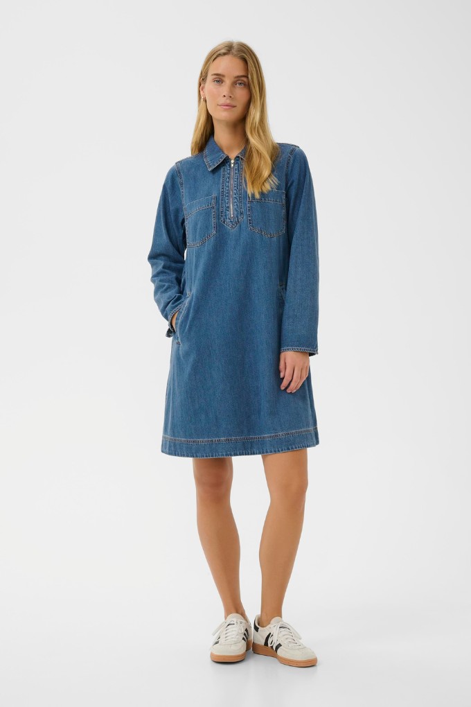 Robe en jean décontractée bleu denim Part Two pour femme portée vue de face look complet