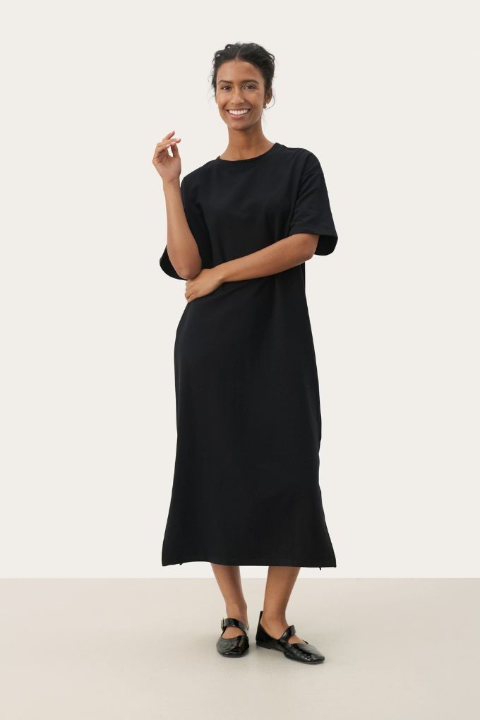 Robe t-shirt unie en coton bio noire Part Two pour femme portée vue de face