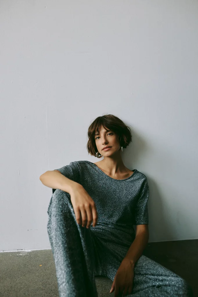 Top brillant noir Part Two pour femme porté vue de face look complet image couverture