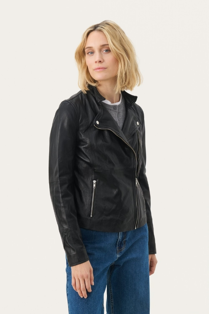 Veste en cuir noire Part Two pour femme portée vue de face