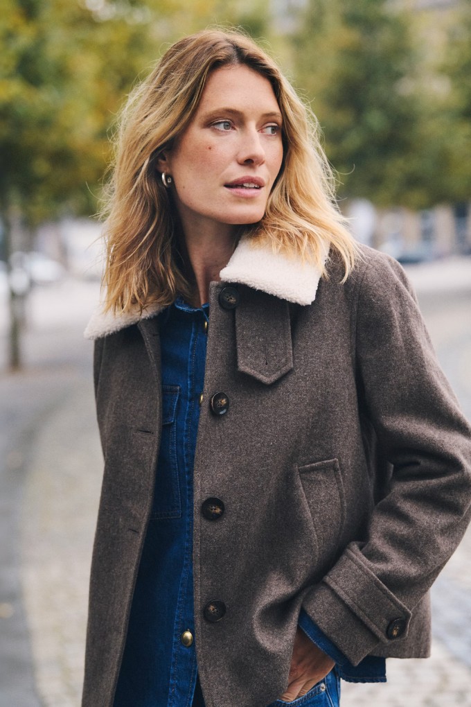 Veste en laine mélangée marron Part Two pour femme portée vue de face shooting extérieur