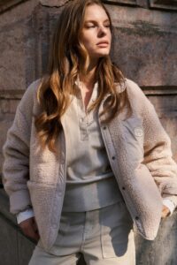 Veste teddy réversible côté duveteux blanc crème YAYA pour femme portée vue de face shooting extérieur