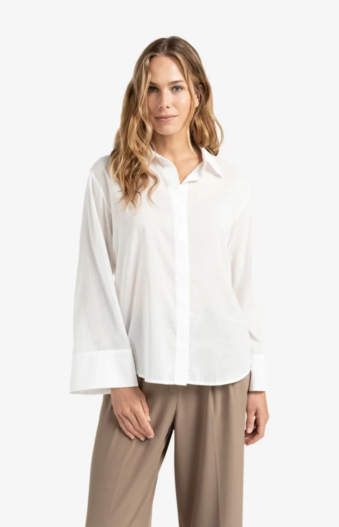 Blouse boyfriend avec boutons dans le dos