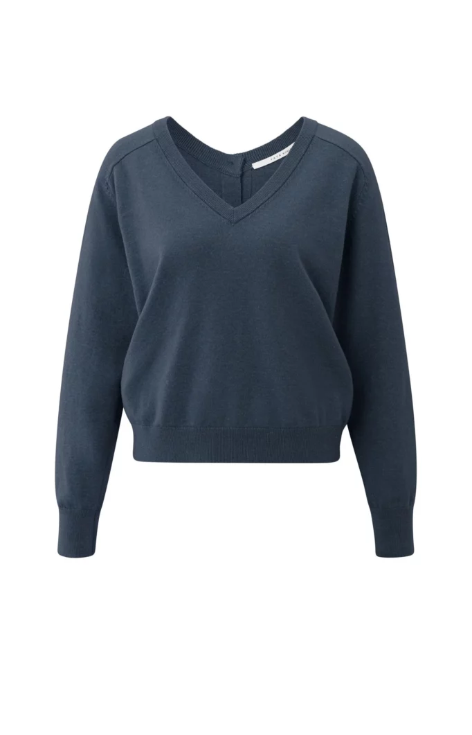 Pull à double col en V avec bouton à l'arrière