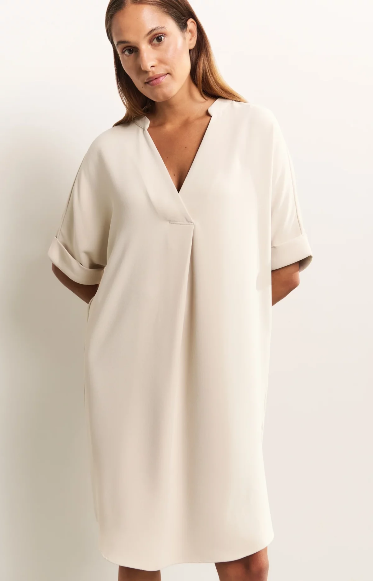 Robe fluide col V avec manches à revers – Image 4