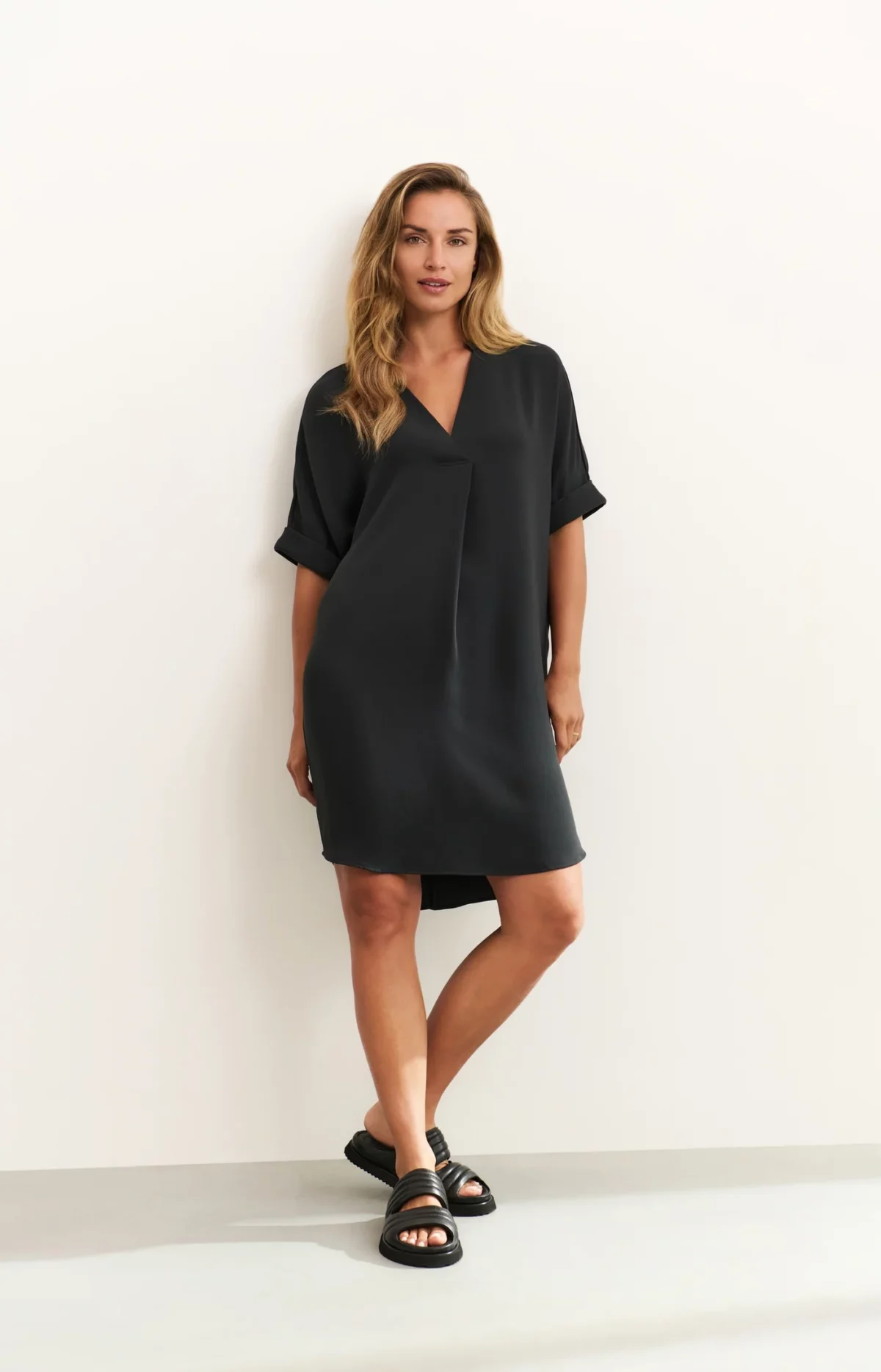 Robe fluide col V avec manches à revers