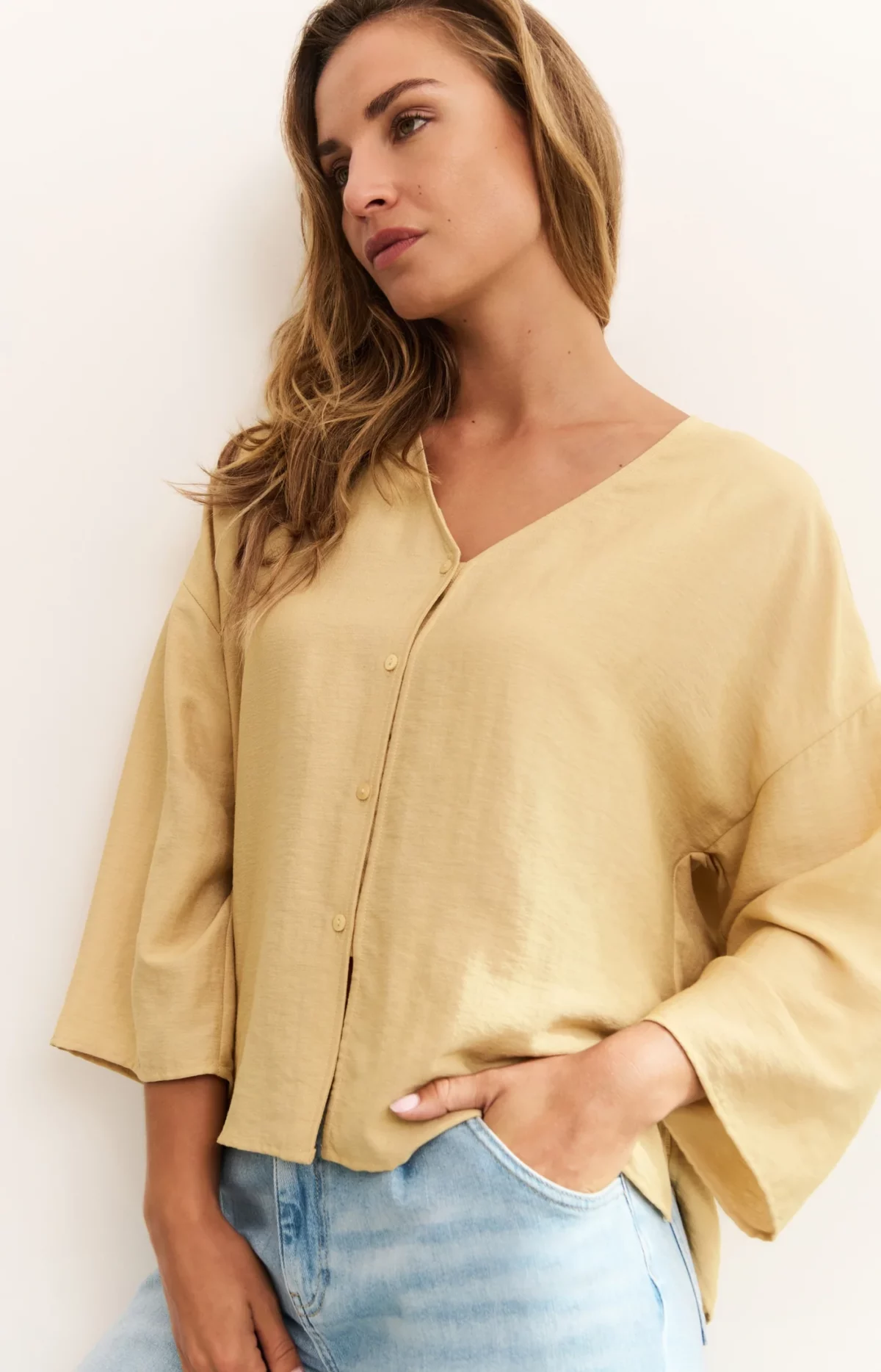 Blouse fluide à col en V avec coupe ample – Image 4