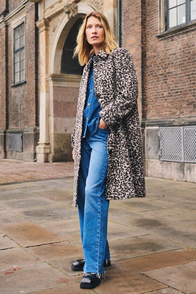 Manteau à imprimé léopard Part Two pour femme porté shooting extérieur vue de face