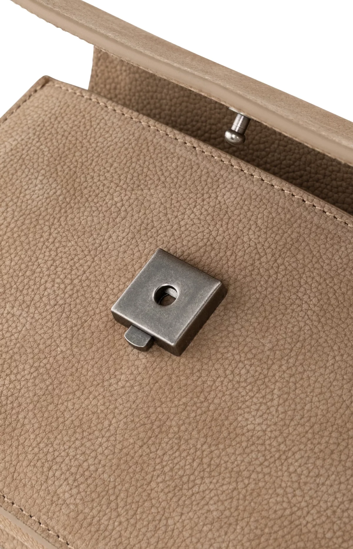Petit sac bandoulière en cuir retourné beige avec chaine argentée YAYA pour femme détail fermeture