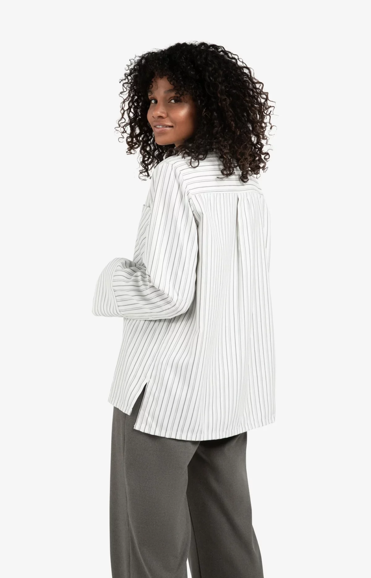 Chemise oversize à rayures blanche YAYA pour femme porté vue de dos