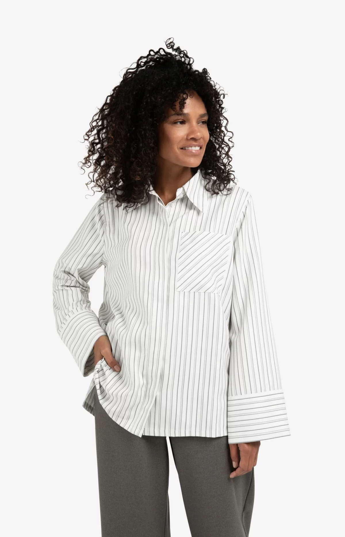 Chemise oversize à rayures blanche YAYA pour femme porté vue de face